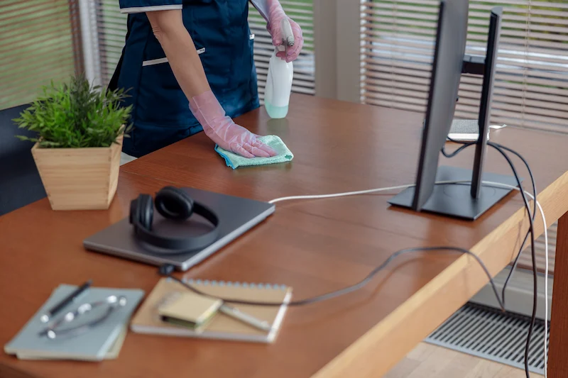 Büroreinigung – saubere Schreibtische und Glaswände